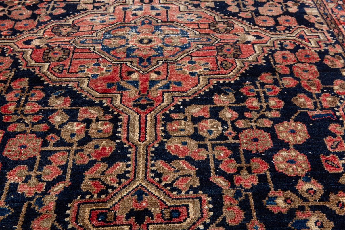 Tapis ancien en laine nouée à la main, bleu marine et rouge – 6' 2" x 4' 3" (188 x 129 cm)