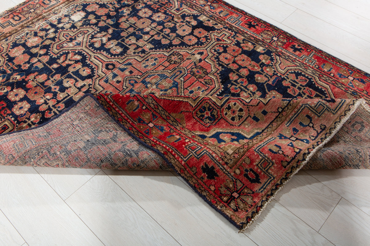 Tapis ancien en laine nouée à la main, bleu marine et rouge – 6' 2" x 4' 3" (188 x 129 cm)