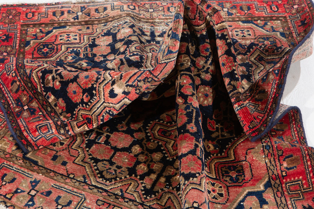 Tapis ancien en laine nouée à la main, bleu marine et rouge – 6' 2" x 4' 3" (188 x 129 cm)