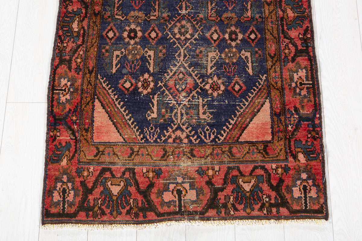 Tapis ancien en laine nouée à la main, bleu marine délavé et rouge – 5' 5" x 2' 7" (166 x 78 cm)