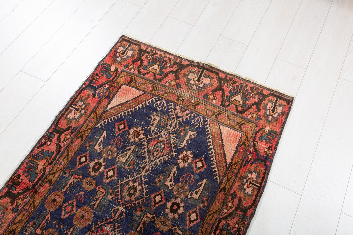 Tapis ancien en laine nouée à la main, bleu marine délavé et rouge – 5' 5" x 2' 7" (166 x 78 cm)