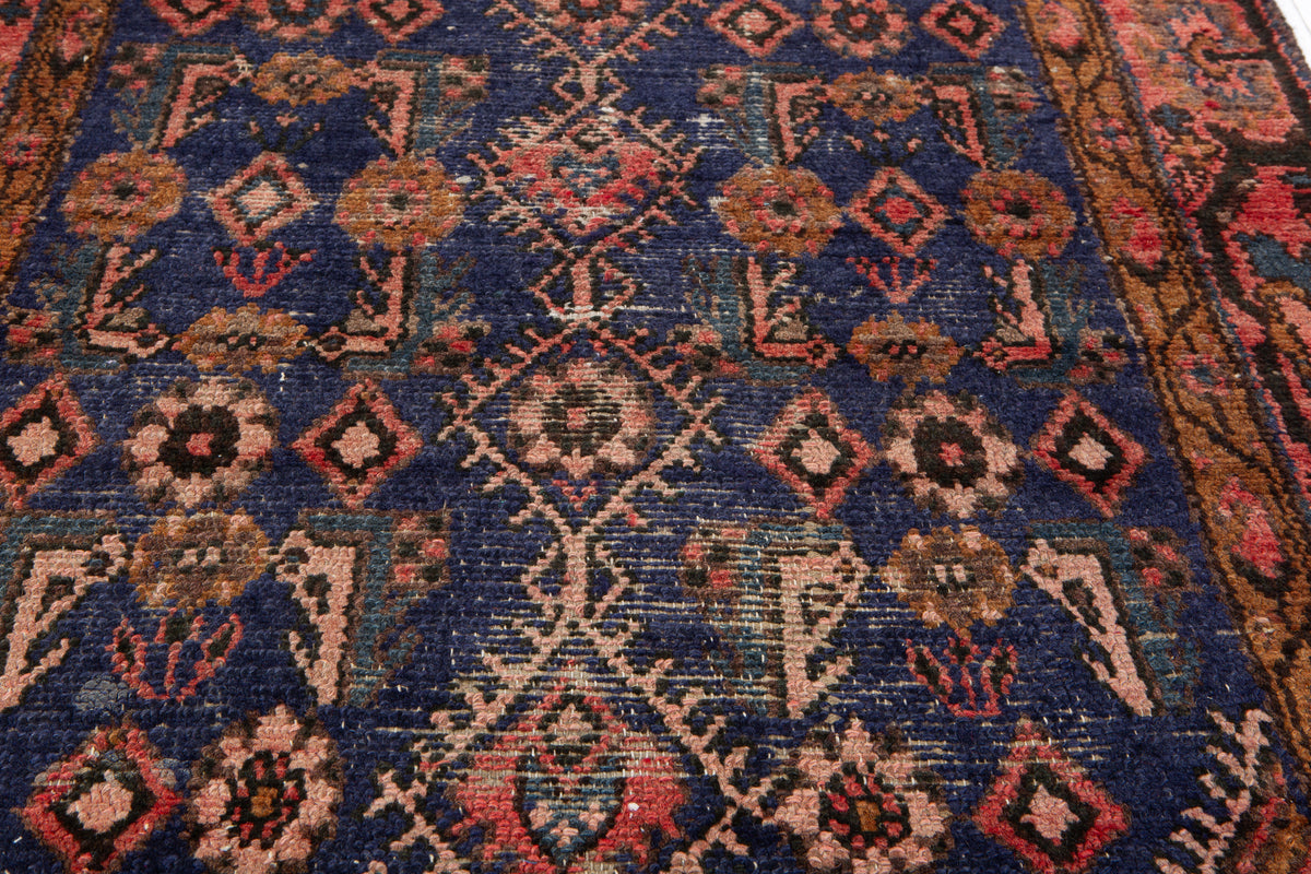 Tapis ancien en laine nouée à la main, bleu marine délavé et rouge – 5' 5" x 2' 7" (166 x 78 cm)