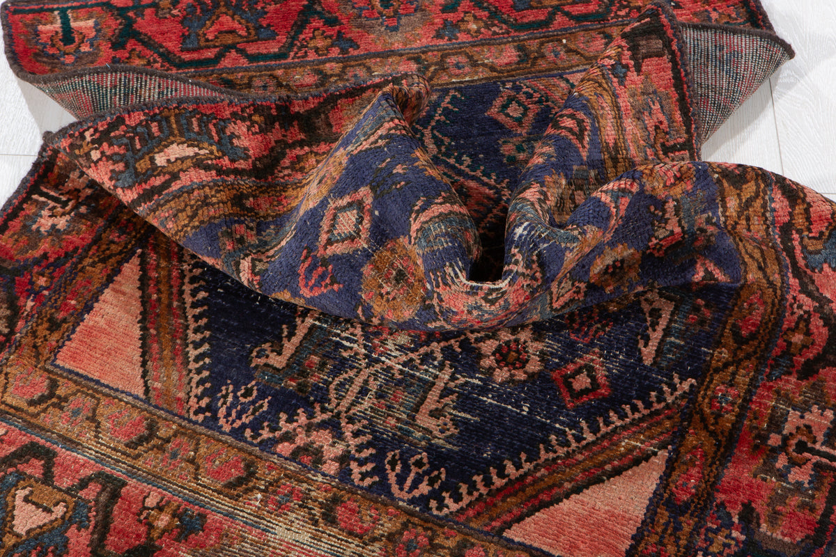 Tapis ancien en laine nouée à la main, bleu marine délavé et rouge – 5' 5" x 2' 7" (166 x 78 cm)