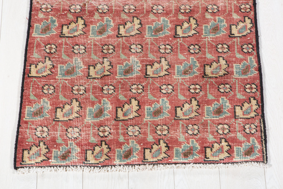 Tapis ancien en laine nouée à la main, rouge délavé – 4' 0" x 2' 7" (122 x 80 cm)