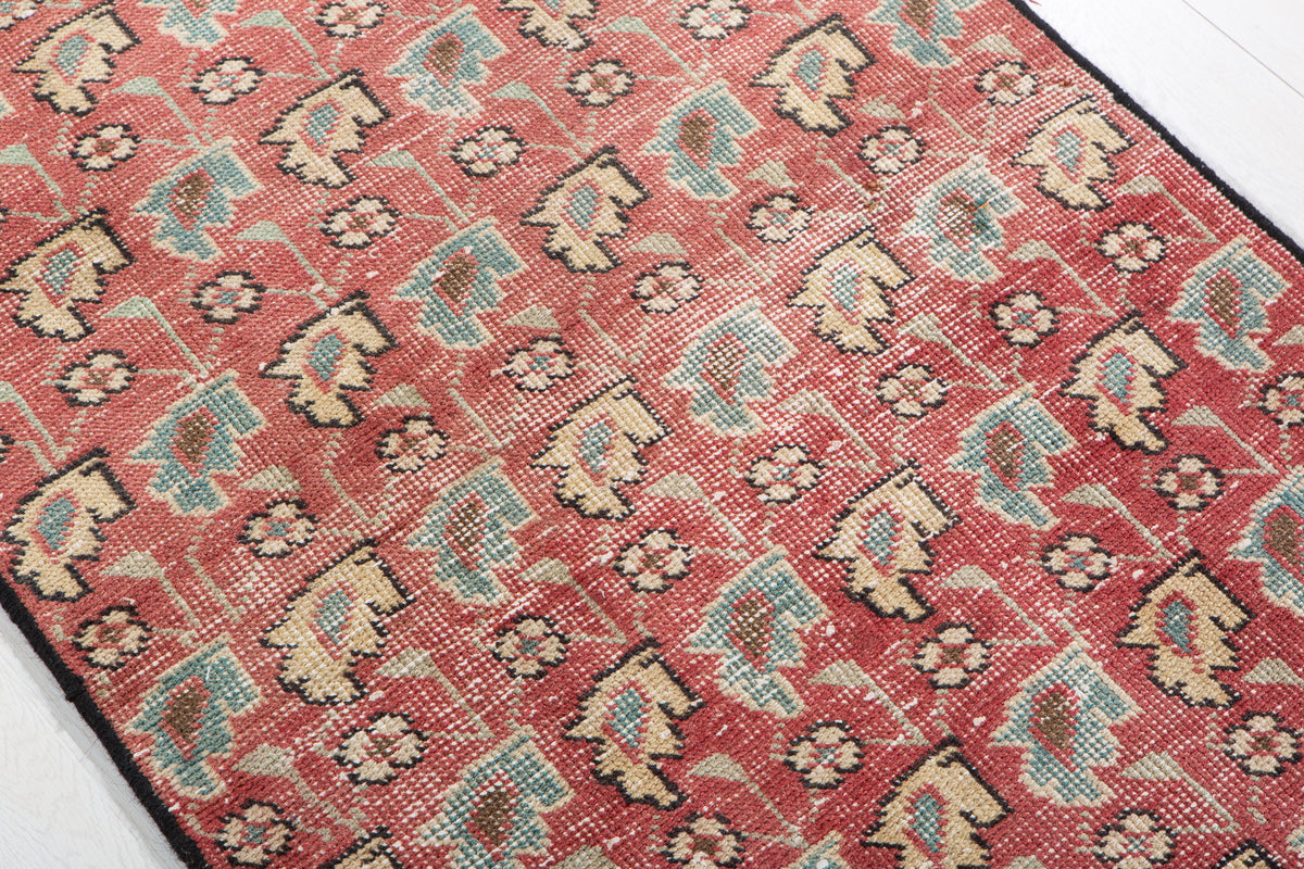Tapis ancien en laine nouée à la main, rouge délavé – 4' 0" x 2' 7" (122 x 80 cm)