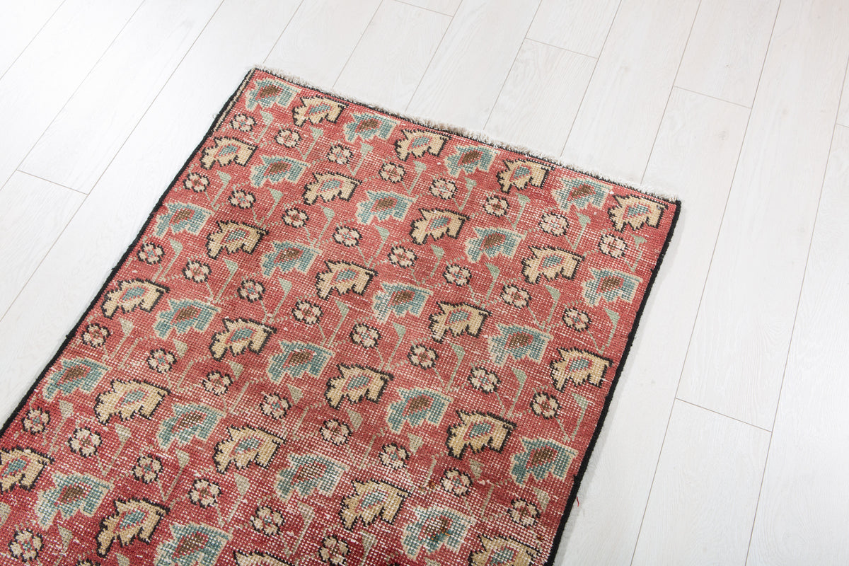 Tapis ancien en laine nouée à la main, rouge délavé – 4' 0" x 2' 7" (122 x 80 cm)