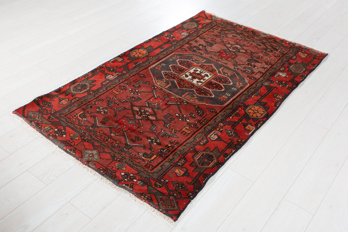 Tapis vintage en laine nouée à la main, bordeaux – 6' 0" x 3' 7" (183 x 110 cm)