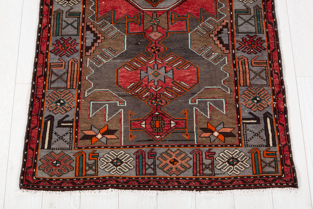 Tapis vintage en laine nouée à la main, rouge délavé et bleu – 6' 2" x 3' 5" (189 x 103 cm)