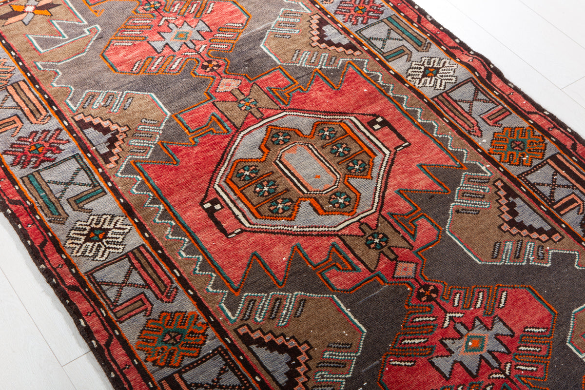 Tapis vintage en laine nouée à la main, rouge délavé et bleu – 6' 2" x 3' 5" (189 x 103 cm)