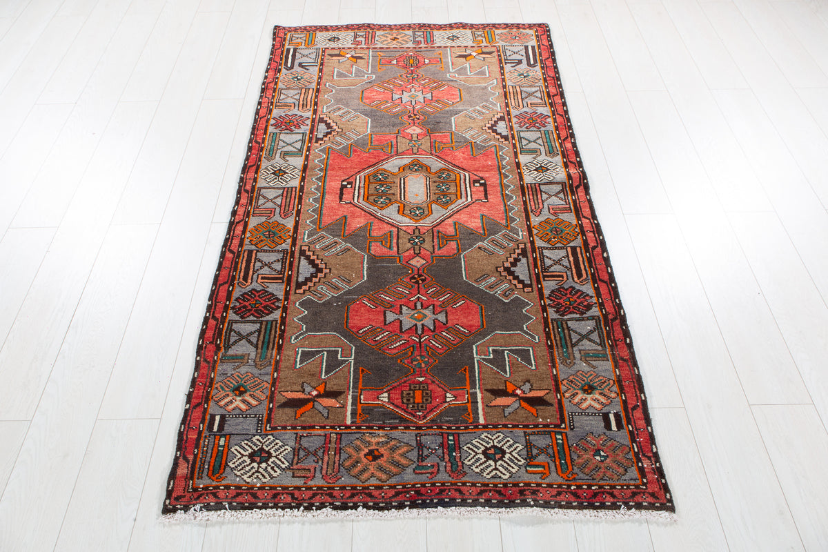 Tapis vintage en laine nouée à la main, rouge délavé et bleu – 6' 2" x 3' 5" (189 x 103 cm)