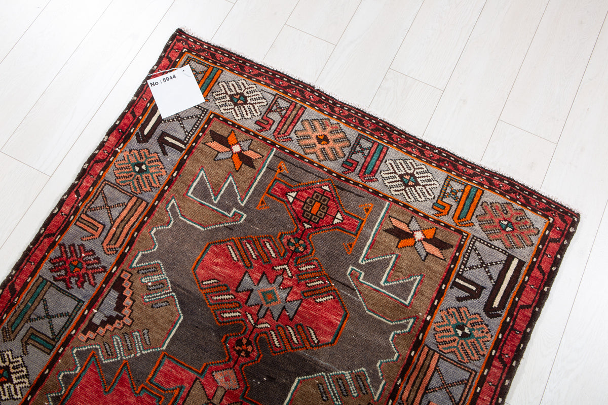 Tapis vintage en laine nouée à la main, rouge délavé et bleu – 6' 2" x 3' 5" (189 x 103 cm)