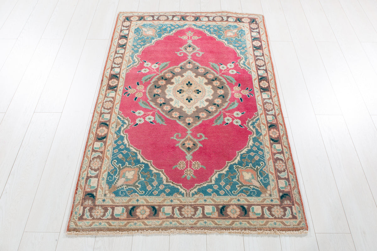 Small Antique Magenta Rug – 4' 11" x 3' 3" (150 x 98 cm)