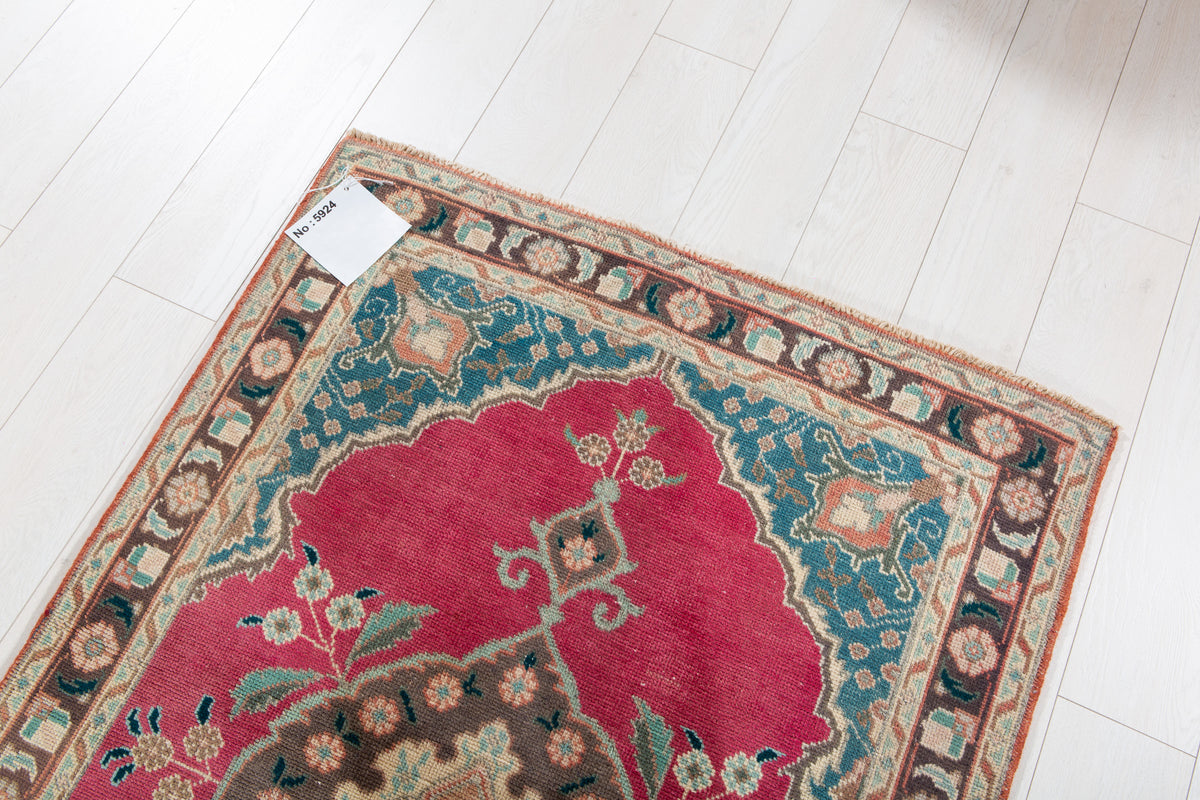 Small Antique Magenta Rug – 4' 11" x 3' 3" (150 x 98 cm)