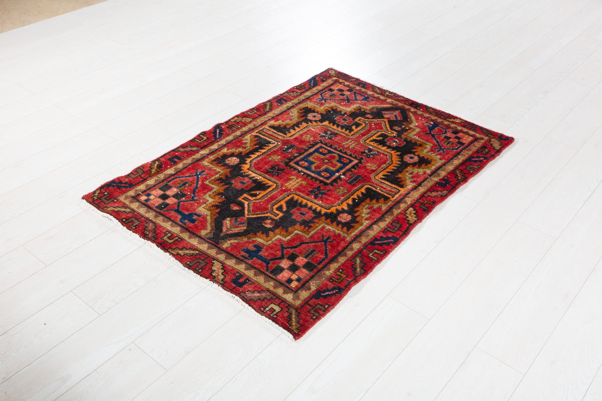 Small Antique Red, Black Rug – 4' 8" x 3' 3" (141 x 98 cm)