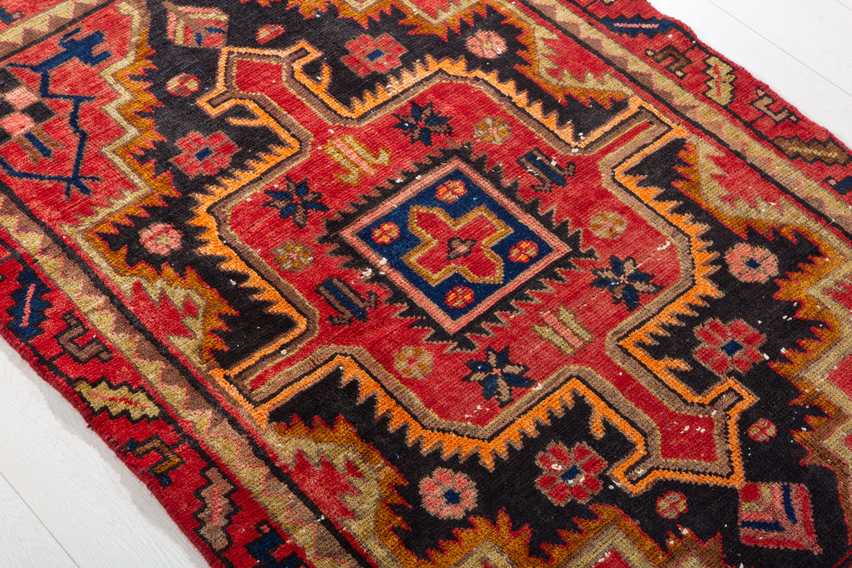 Small Antique Red, Black Rug – 4' 8" x 3' 3" (141 x 98 cm)