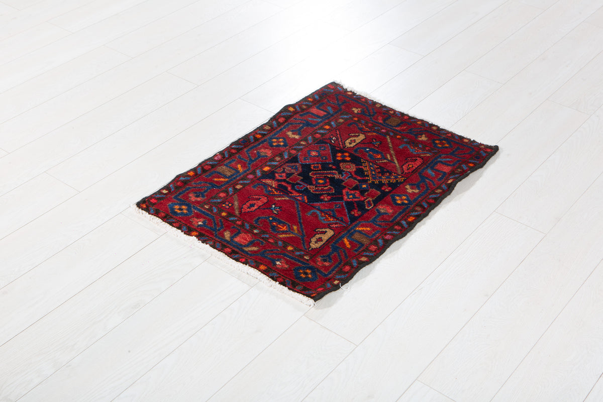 Petit tapis ancien, rouge et bleu marine – 2' 8" x 1' 11" (82 x 59 cm)