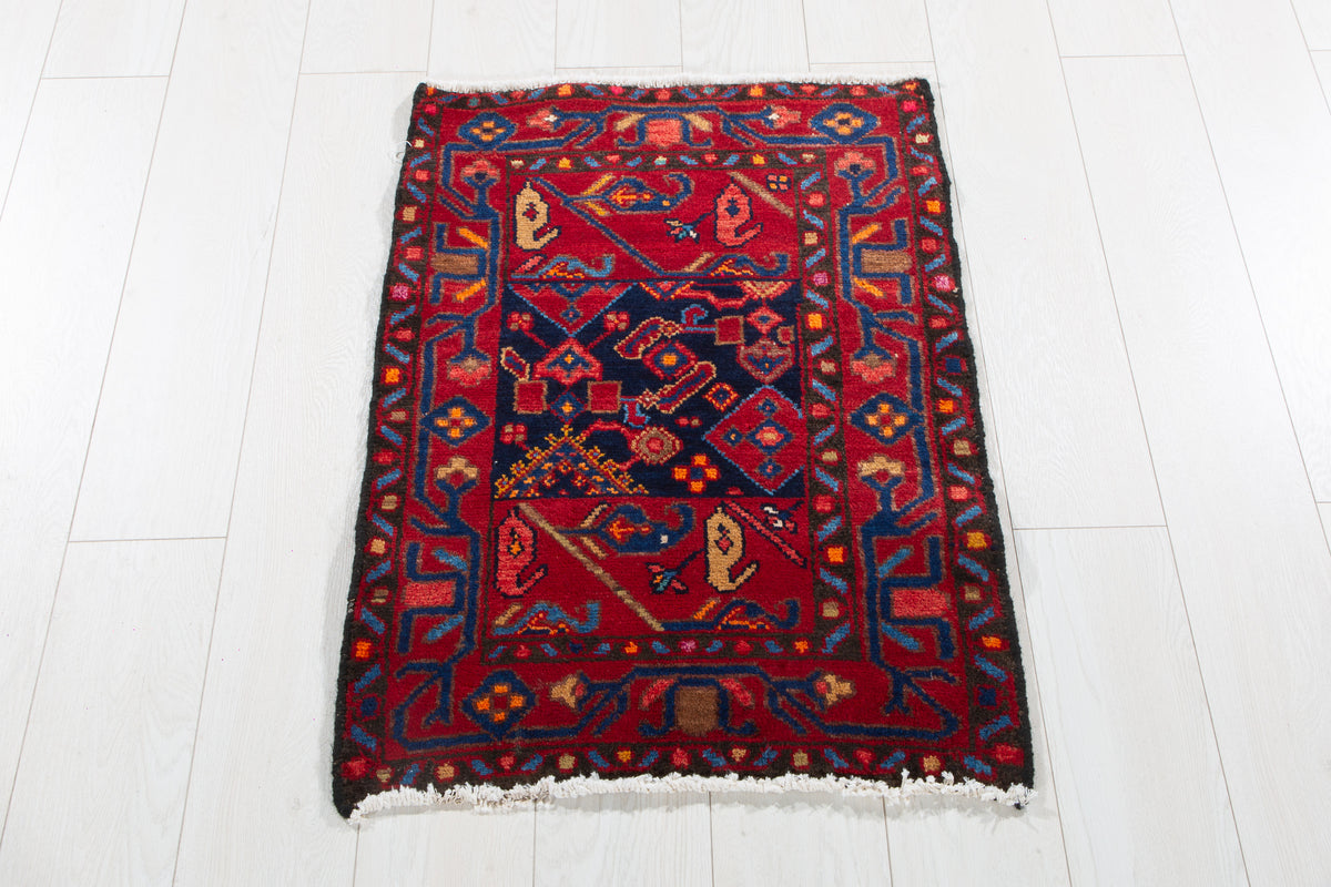 Petit tapis ancien, rouge et bleu marine – 2' 8" x 1' 11" (82 x 59 cm)