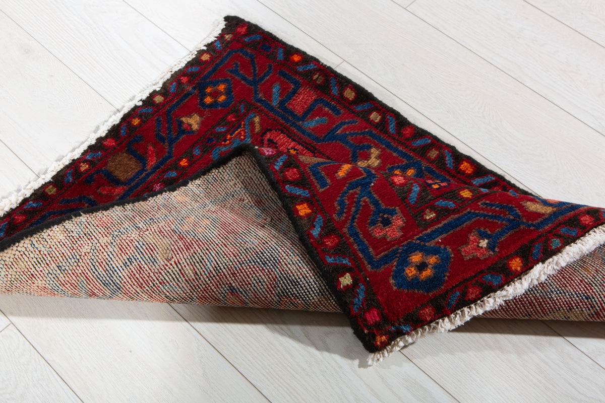 Petit tapis ancien, rouge et bleu marine – 2' 8" x 1' 11" (82 x 59 cm)