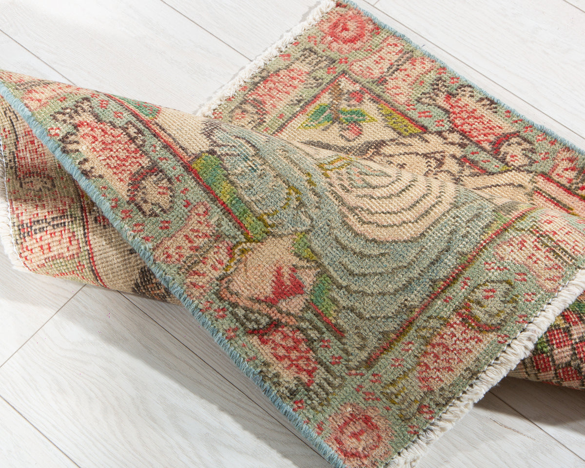Small Antique Beige Rug – 2' 7" x 2' 0" (79 x 60 cm)