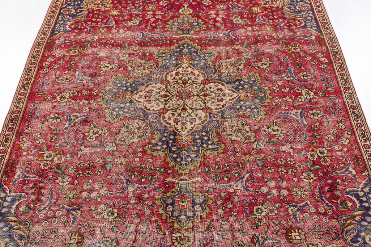 Vintage Red Floral Rug – 10' 7" x 7' 7" (323 x 231 cm)