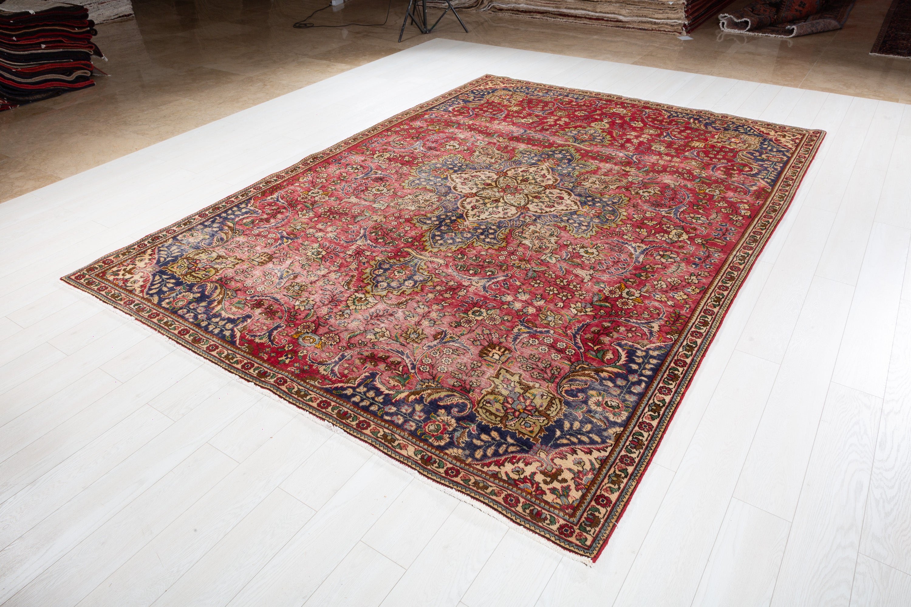 Vintage Red Floral Rug – 10' 7" x 7' 7" (323 x 231 cm)