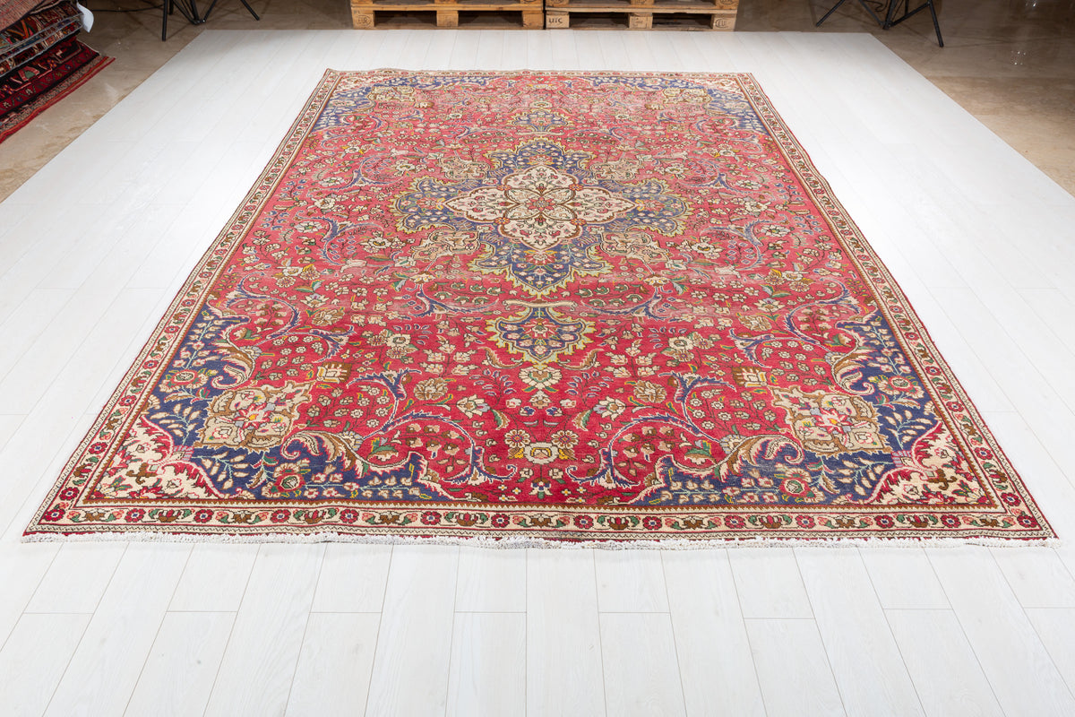 Vintage Red Floral Rug – 10' 7" x 7' 7" (323 x 231 cm)
