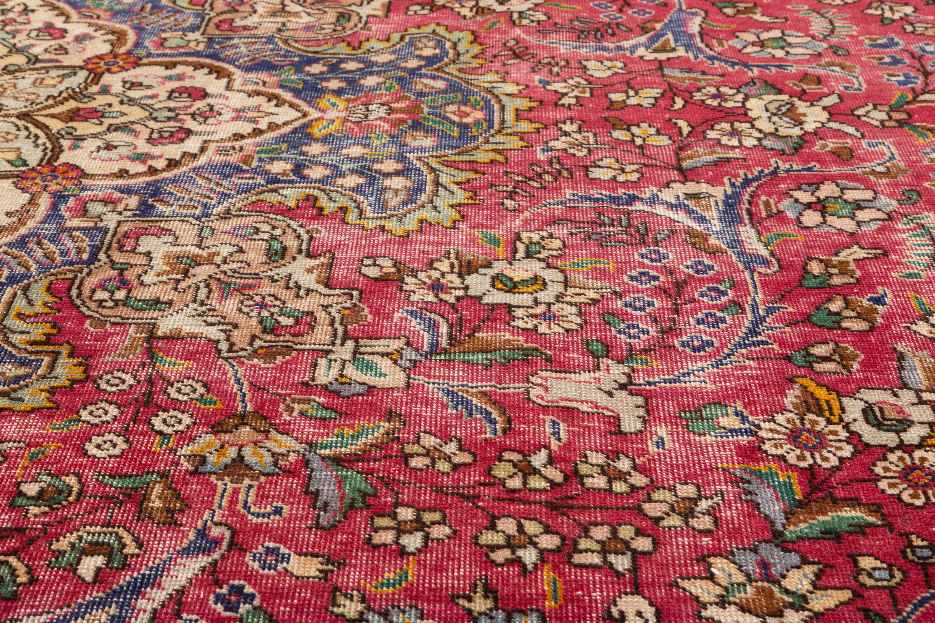 Vintage Red Floral Rug – 10' 7" x 7' 7" (323 x 231 cm)
