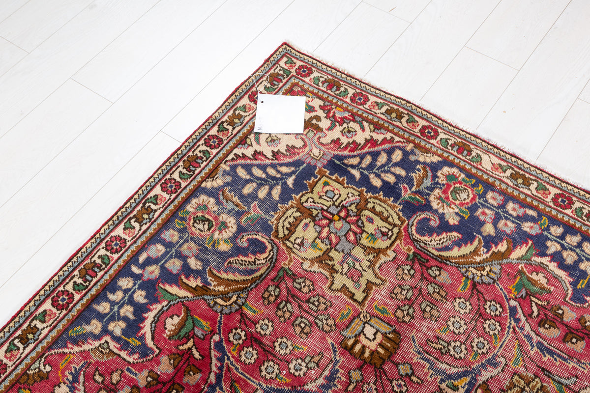 Vintage Red Floral Rug – 10' 7" x 7' 7" (323 x 231 cm)