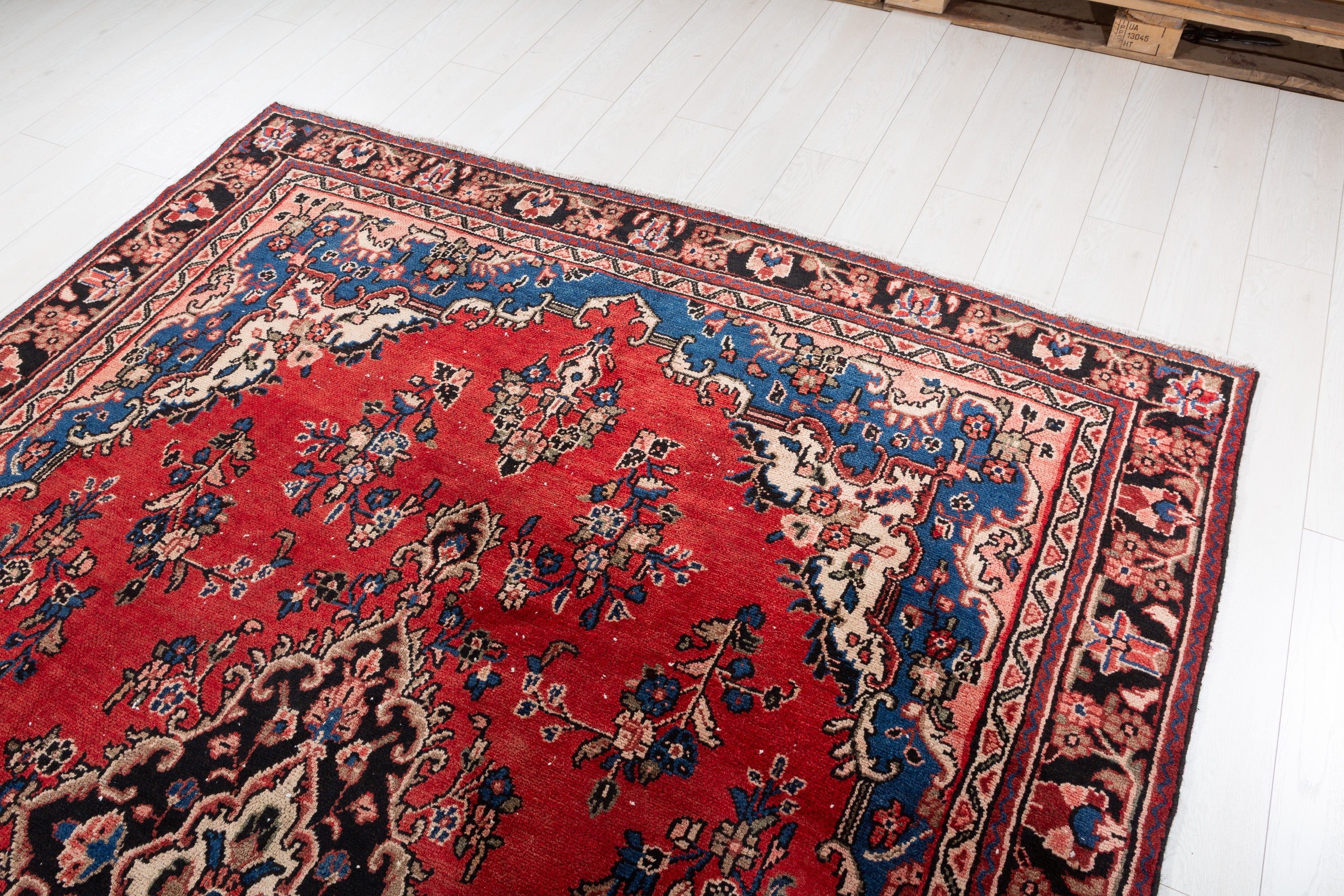 Vintage Red Floral Rug – 9' 4" x 6' 9" (285 x 206 cm)