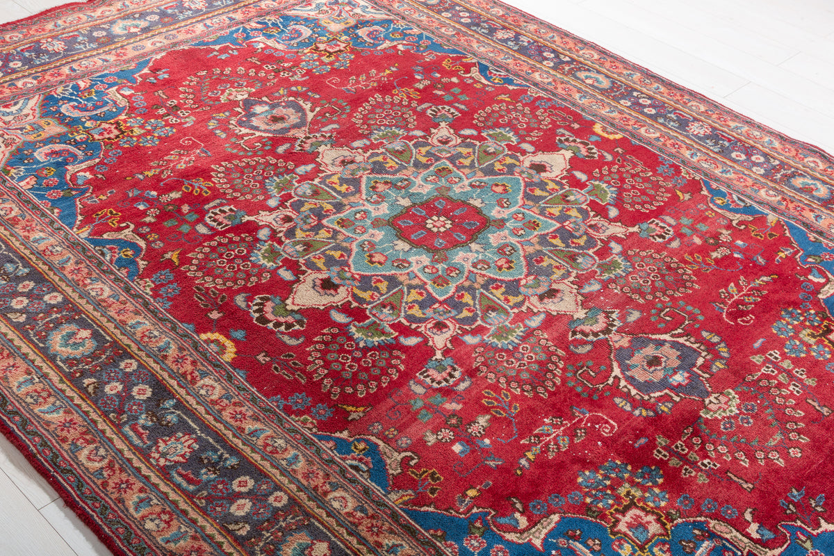 Vintage Red Floral Rug – 9' 4" x 6' 4" (284 x 194 cm)