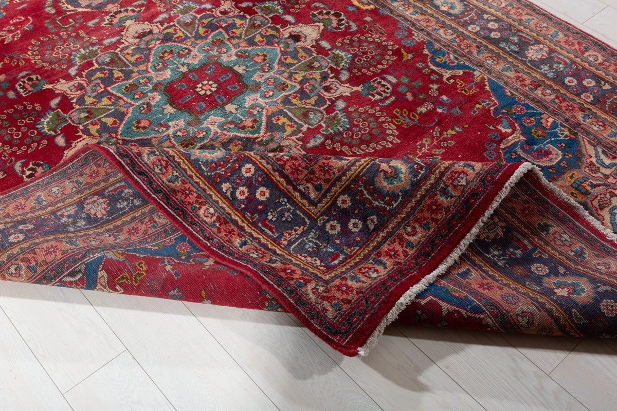 Vintage Red Floral Rug – 9' 4" x 6' 4" (284 x 194 cm)