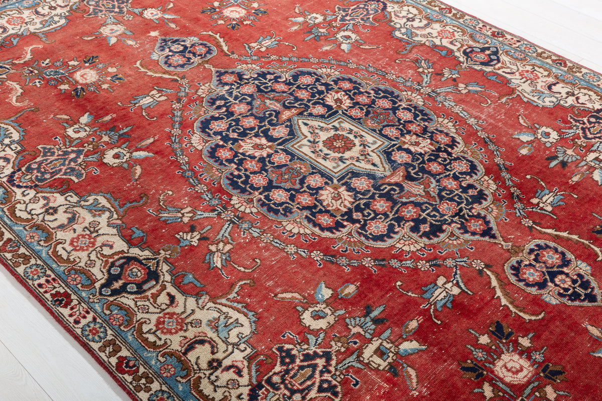 Vintage Red Floral Rug – 9' 3" x 6' 1" (282 x 185 cm)