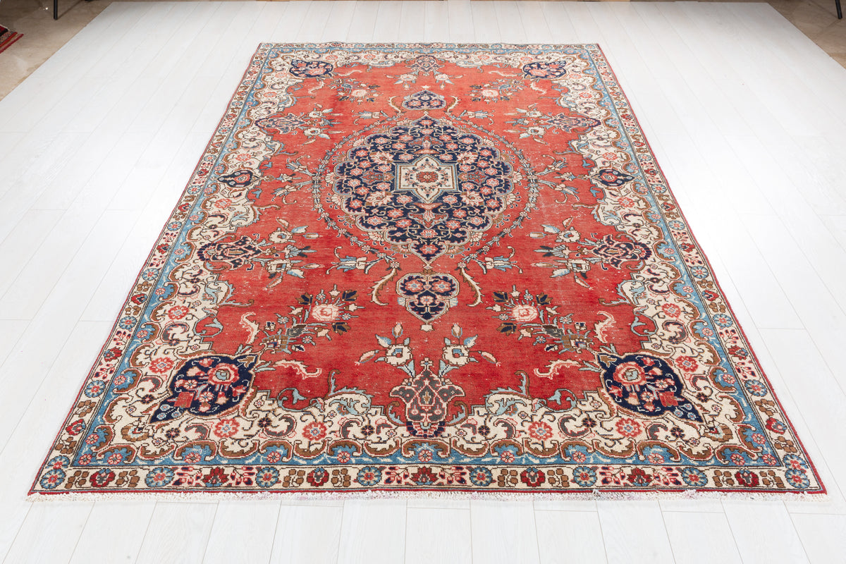 Vintage Red Floral Rug – 9' 3" x 6' 1" (282 x 185 cm)