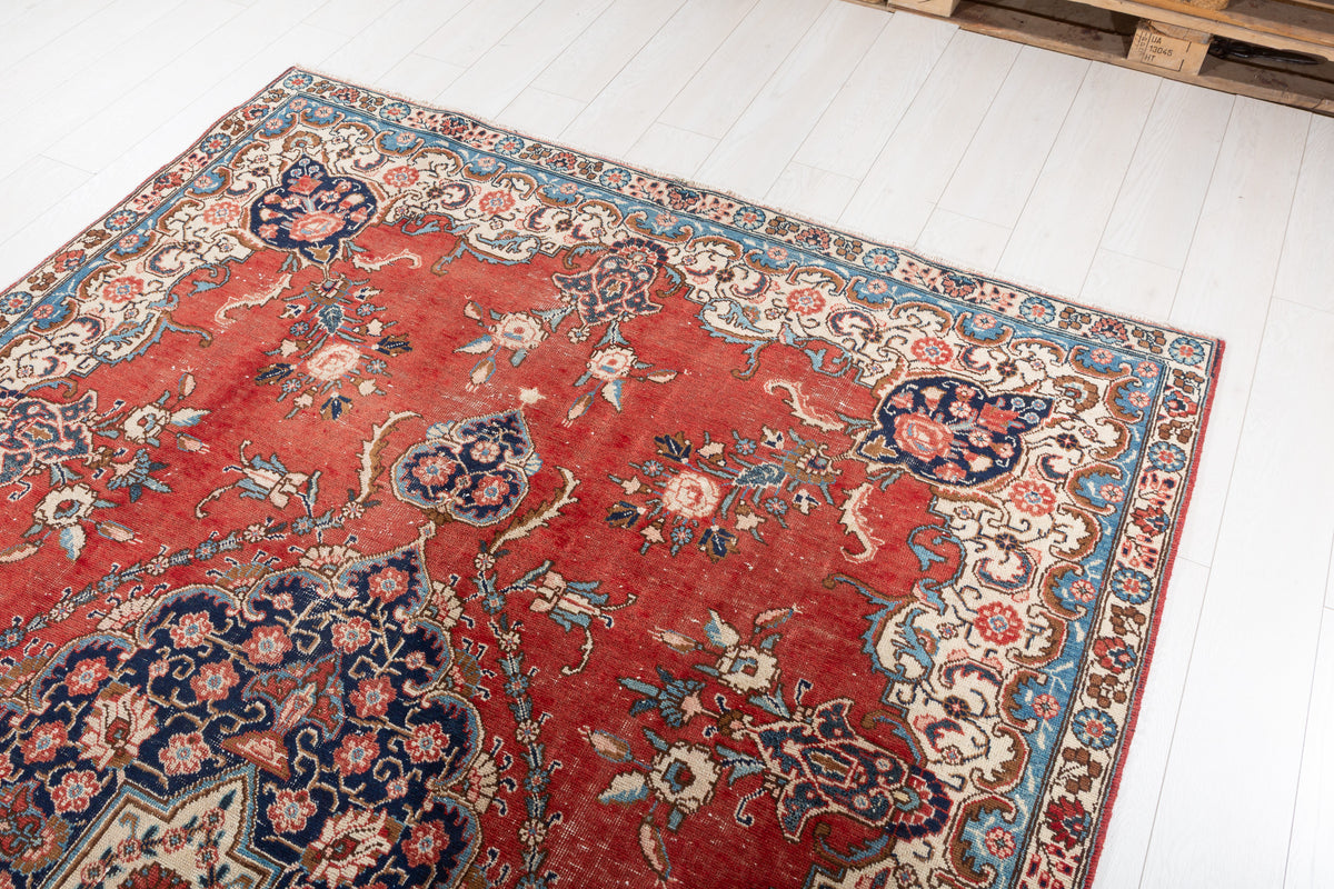 Vintage Red Floral Rug – 9' 3" x 6' 1" (282 x 185 cm)