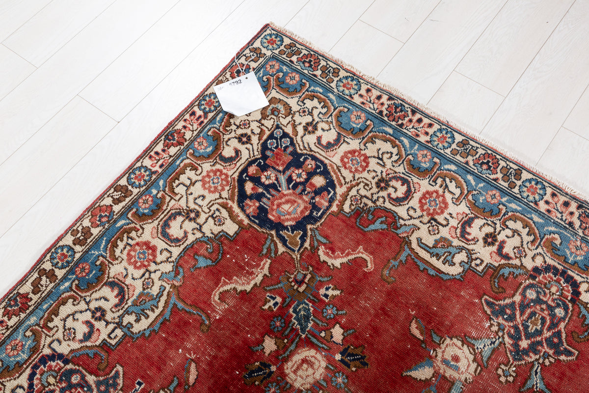 Vintage Red Floral Rug – 9' 3" x 6' 1" (282 x 185 cm)