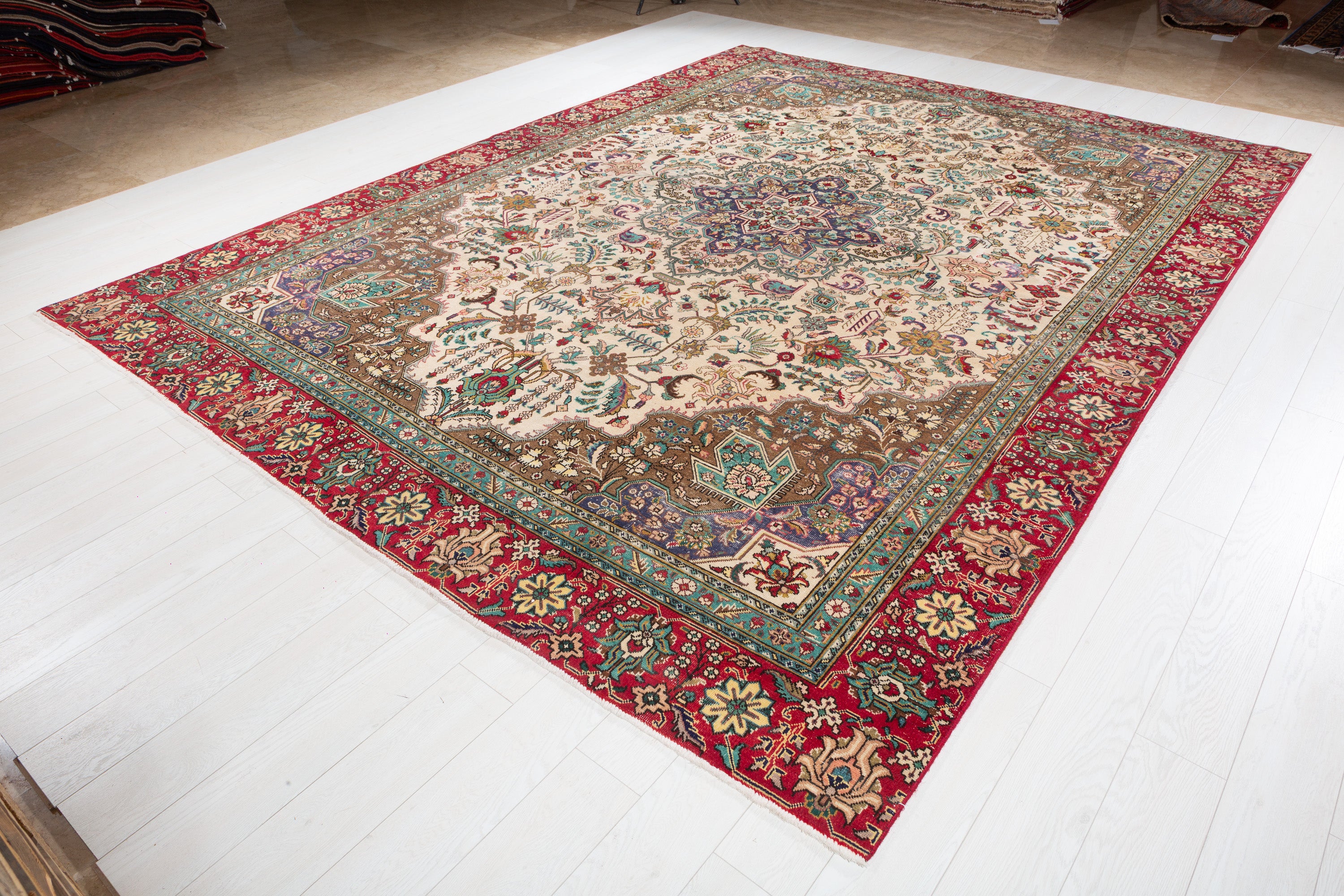 Vintage Beige Floral Rug – 12' 1" x 9' 1" (369 x 278 cm)