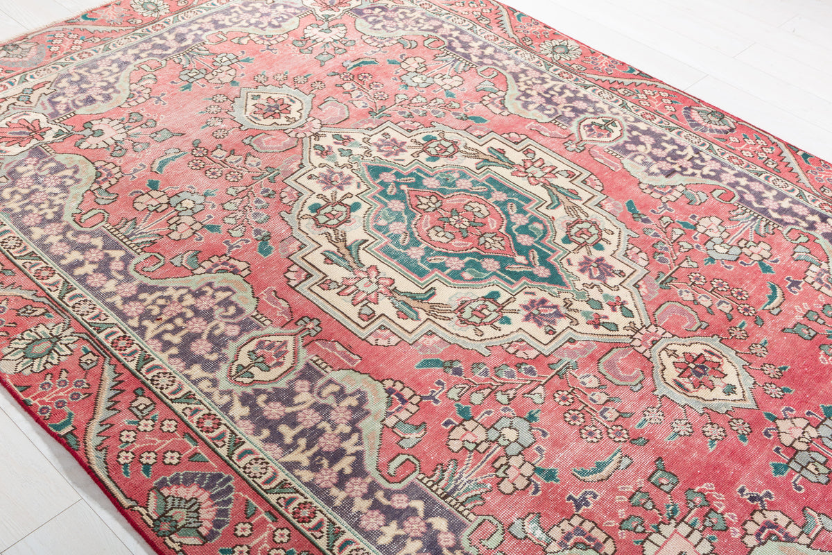 Vintage Faded pink-red and beige Traditional Rug – 8' 11" x 6' 1" (273 x 185 cm)