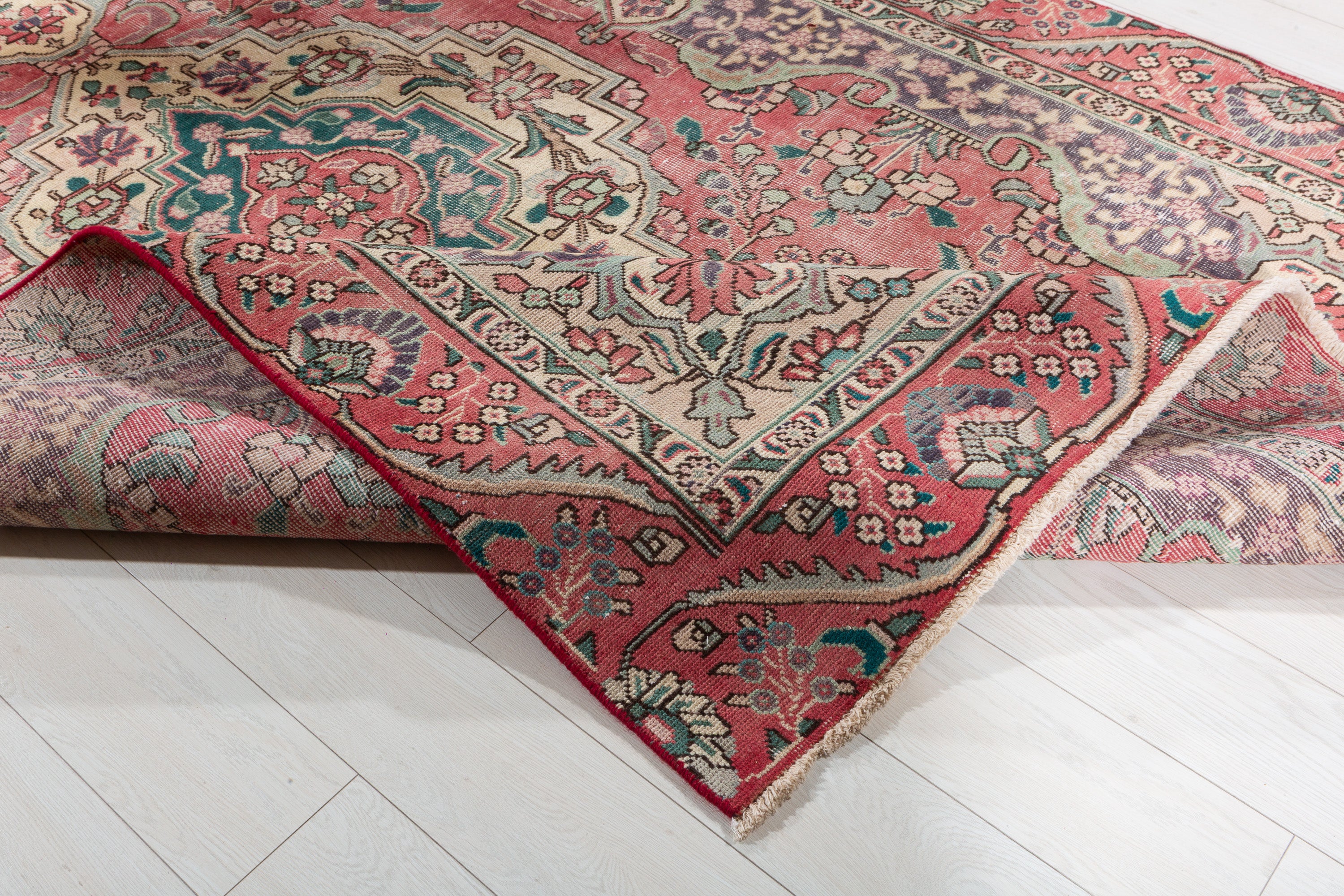 Vintage Faded pink-red and beige Traditional Rug – 8' 11" x 6' 1" (273 x 185 cm)