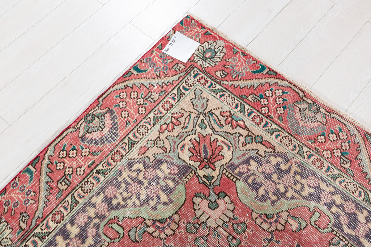 Vintage Faded pink-red and beige Traditional Rug – 8' 11" x 6' 1" (273 x 185 cm)