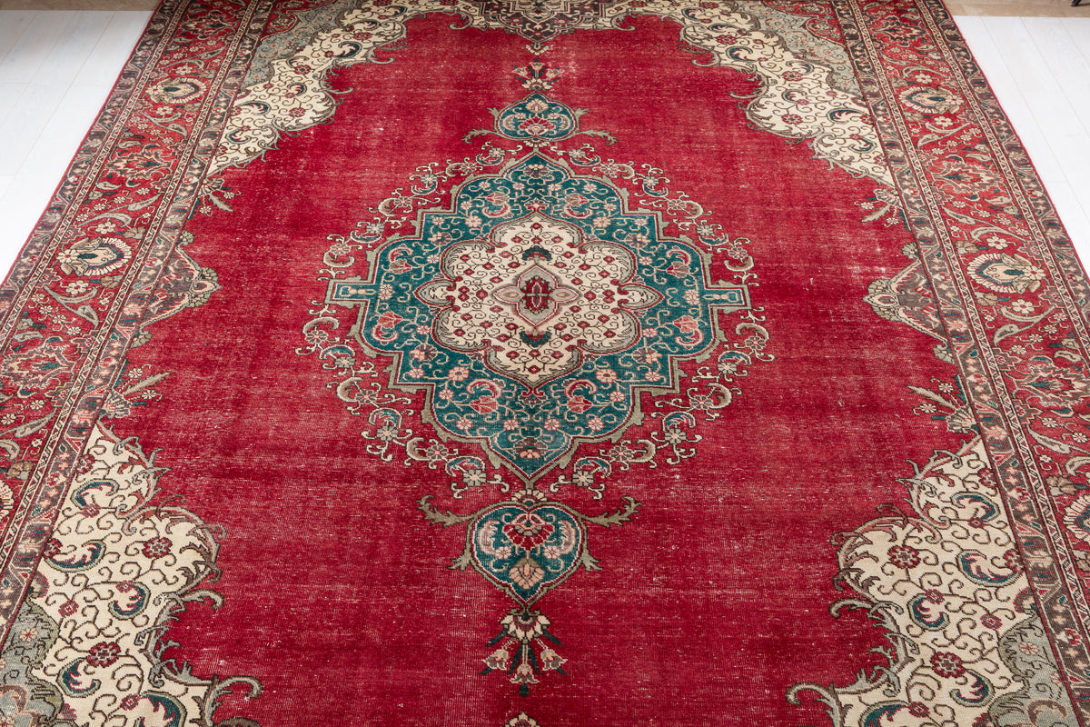 Collectible Vintage Red and green Traditional Rug – 15' 8" x 9' 8" (478 x 295 cm)