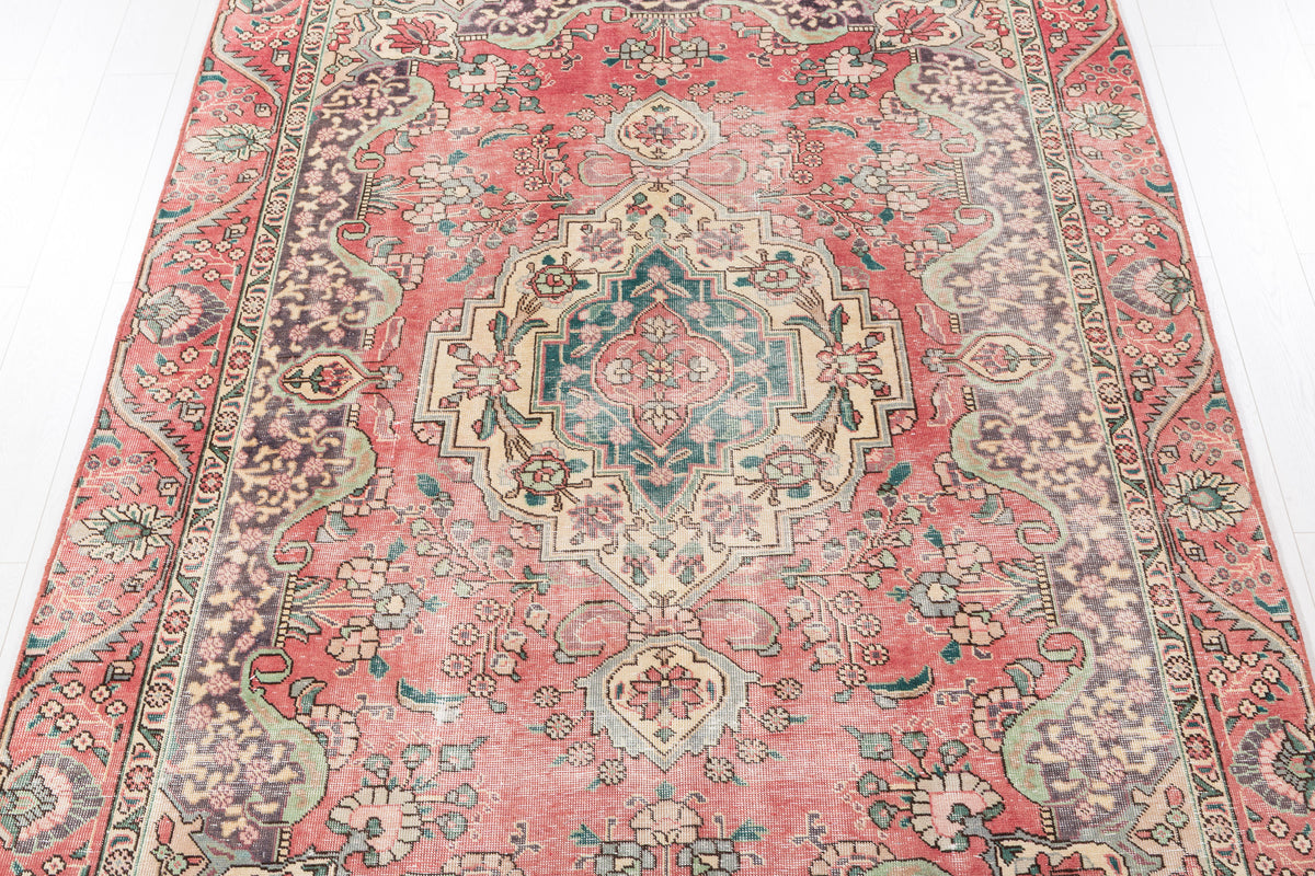 Vintage Faded pink-red and beige Traditional Rug – 8' 11" x 5' 11" (271 x 181 cm)