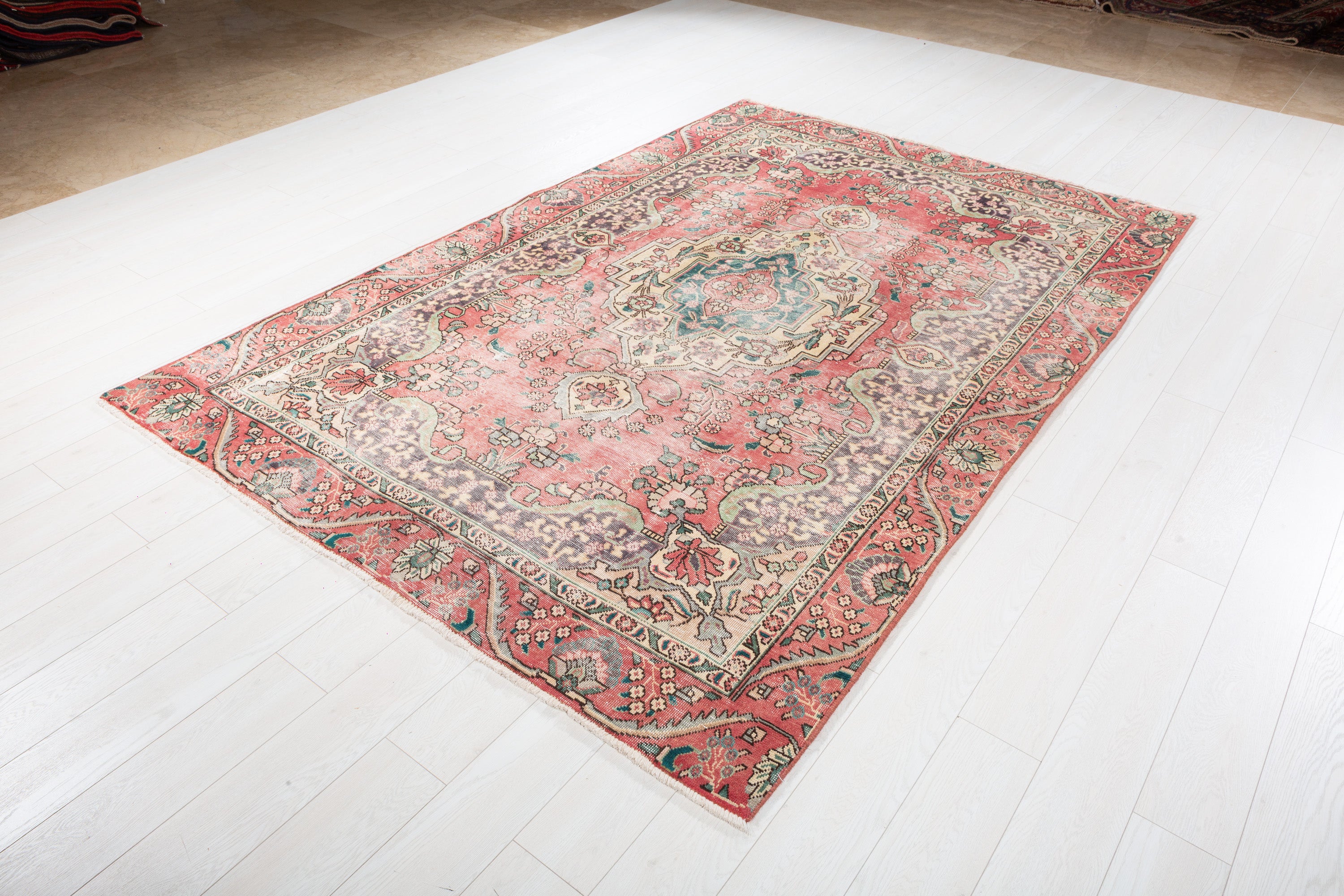 Vintage Faded pink-red and beige Traditional Rug – 8' 11" x 5' 11" (271 x 181 cm)