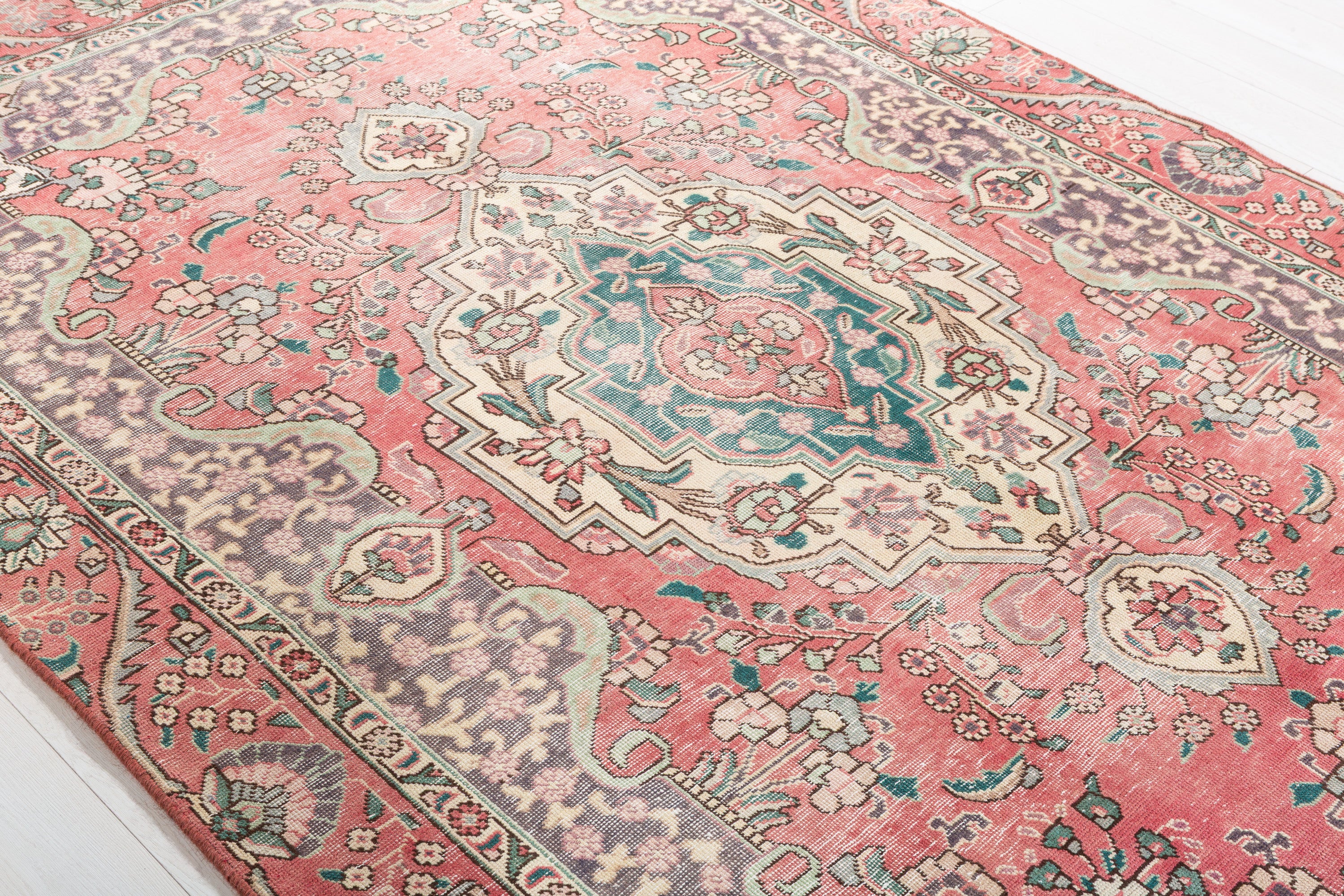 Vintage Faded pink-red and beige Traditional Rug – 8' 11" x 5' 11" (271 x 181 cm)
