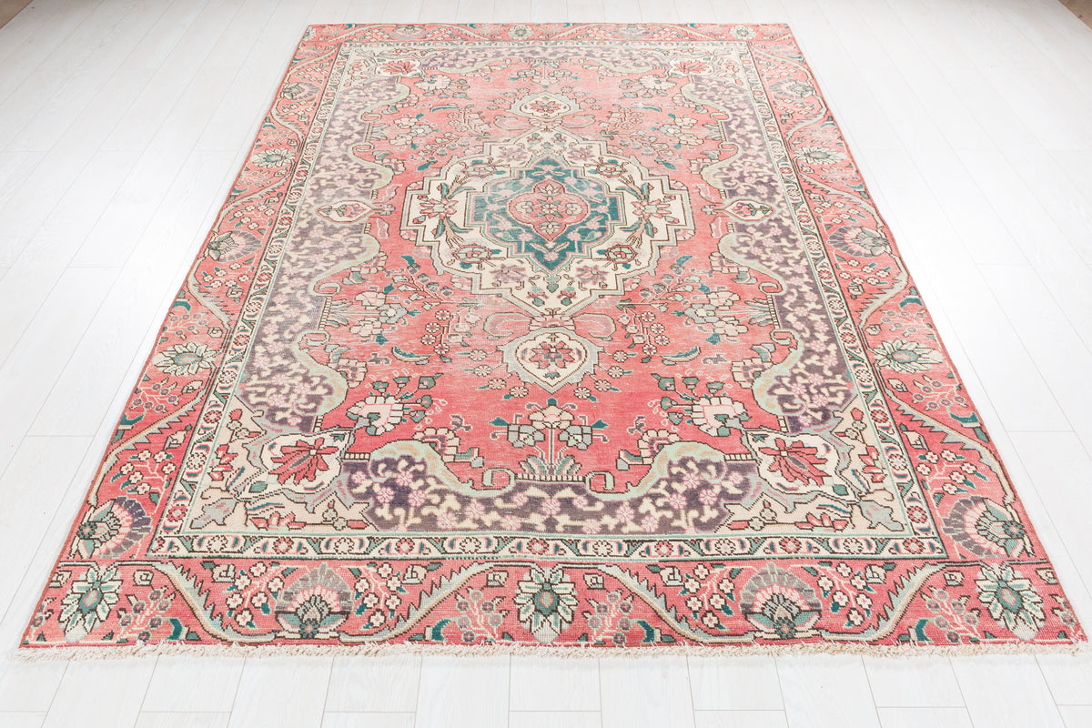 Vintage Faded pink-red and beige Traditional Rug – 8' 11" x 5' 11" (271 x 181 cm)