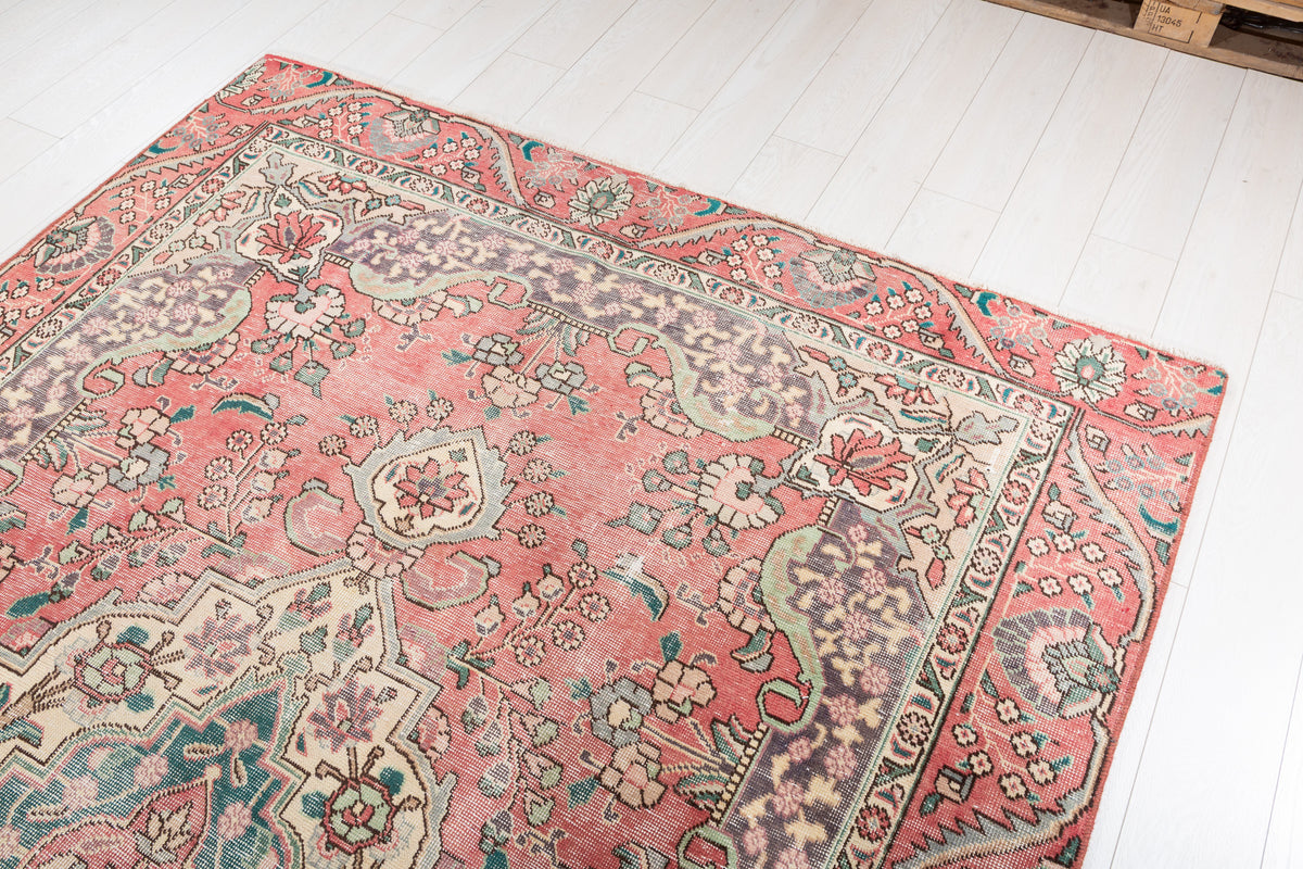 Vintage Faded pink-red and beige Traditional Rug – 8' 11" x 5' 11" (271 x 181 cm)