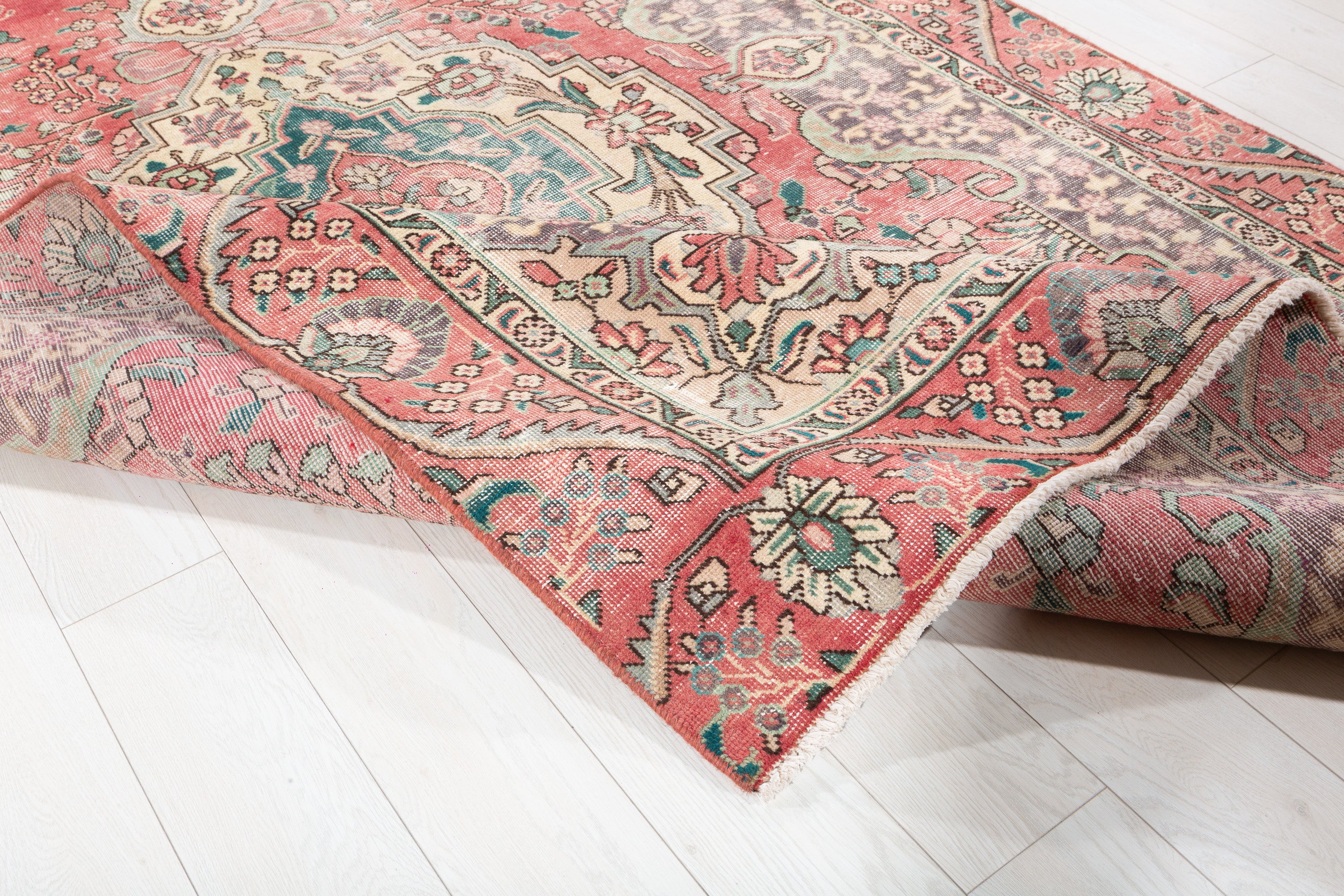 Vintage Faded pink-red and beige Traditional Rug – 8' 11" x 5' 11" (271 x 181 cm)