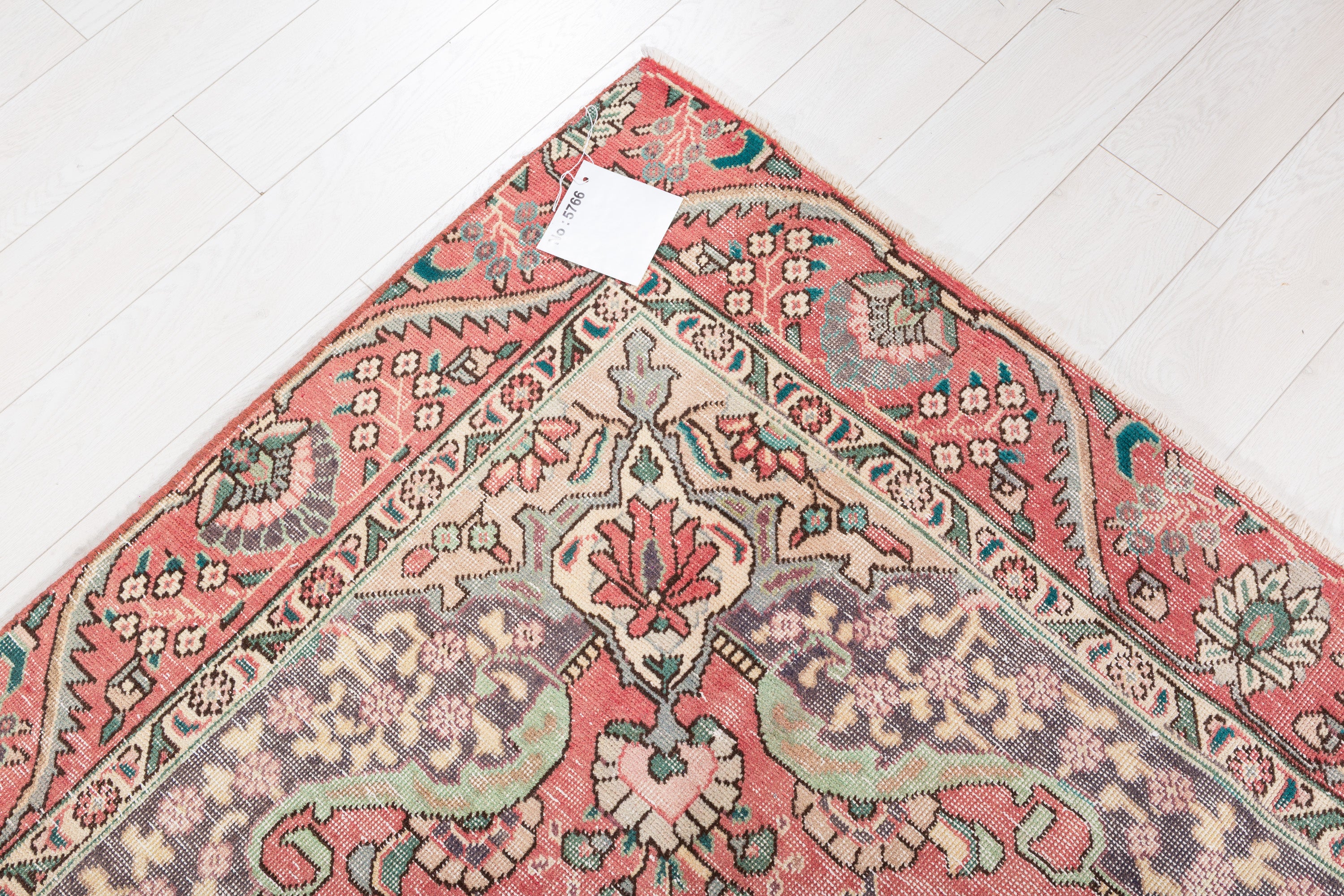 Vintage Faded pink-red and beige Traditional Rug – 8' 11" x 5' 11" (271 x 181 cm)
