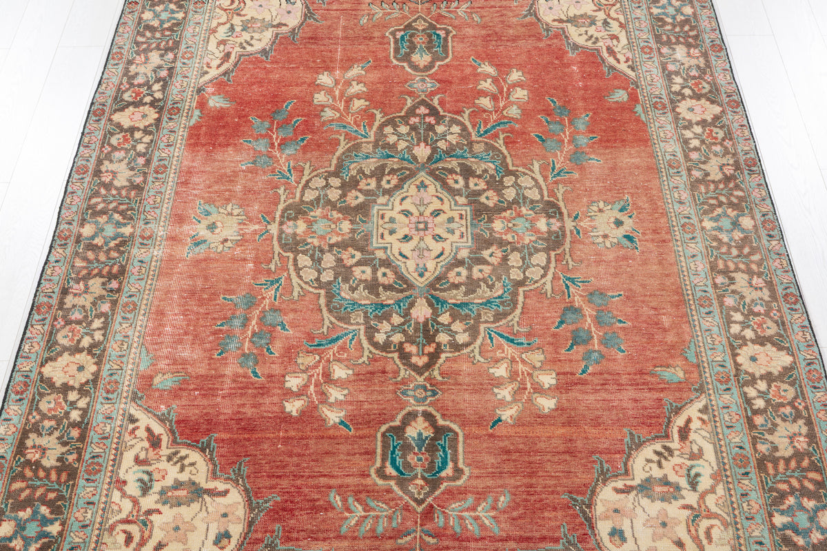 Vintage Faded red and beige Floral Rug – 9' 7" x 6' 1" (292 x 186 cm)