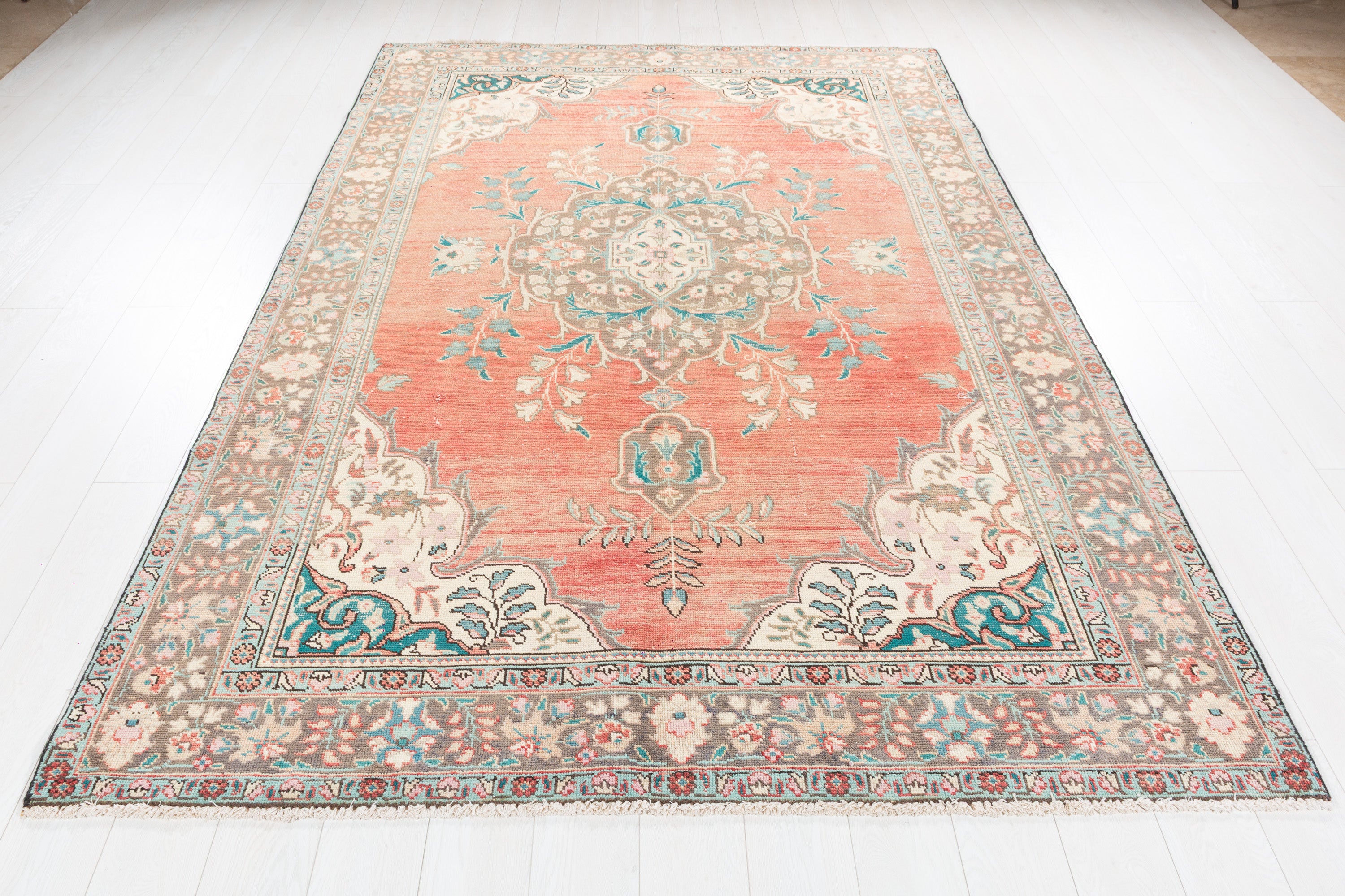 Vintage Faded red and beige Floral Rug – 9' 7" x 6' 1" (292 x 186 cm)