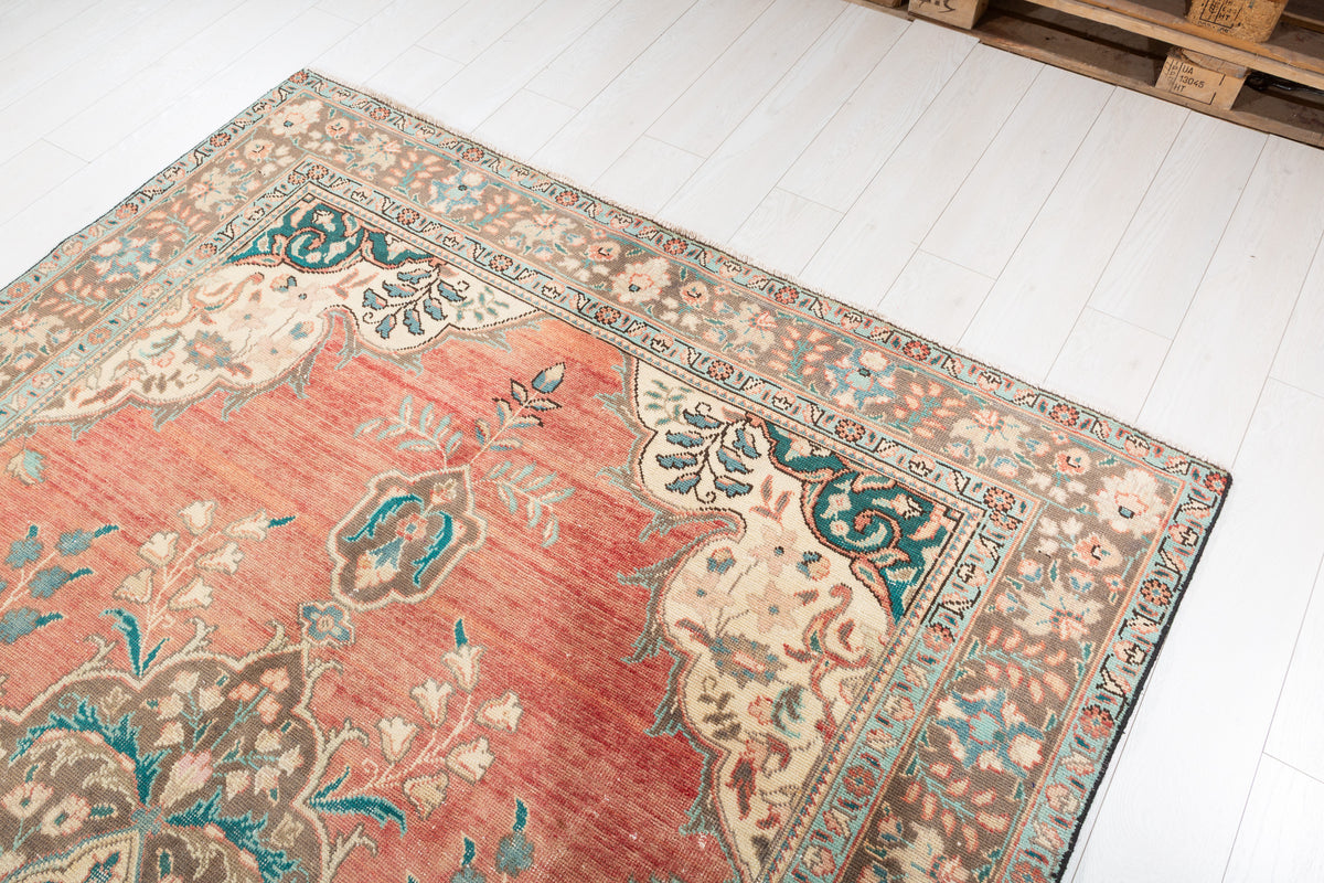 Vintage Faded red and beige Floral Rug – 9' 7" x 6' 1" (292 x 186 cm)